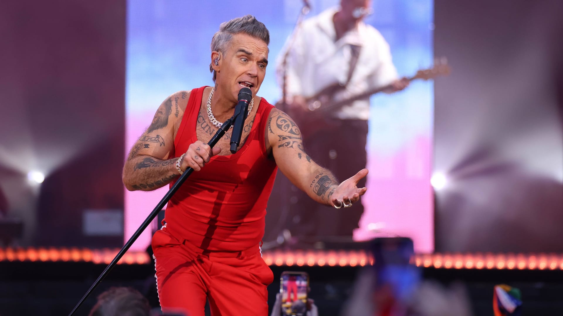 Robbie Williams auf seiner "Britpop"-Tour (Archivbild): In Hannover bereitete er einer Frau aus Münster eine große Freude.