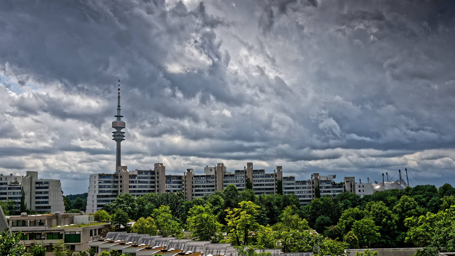 Graue Wolken über dem Olympiadorf (Archivbild): Der Mittwoch in München wird wechselhaft. Graue Wolken über dem Olympiadorf (Archivbild): Der Mittwoch in München wird wechselhaft.