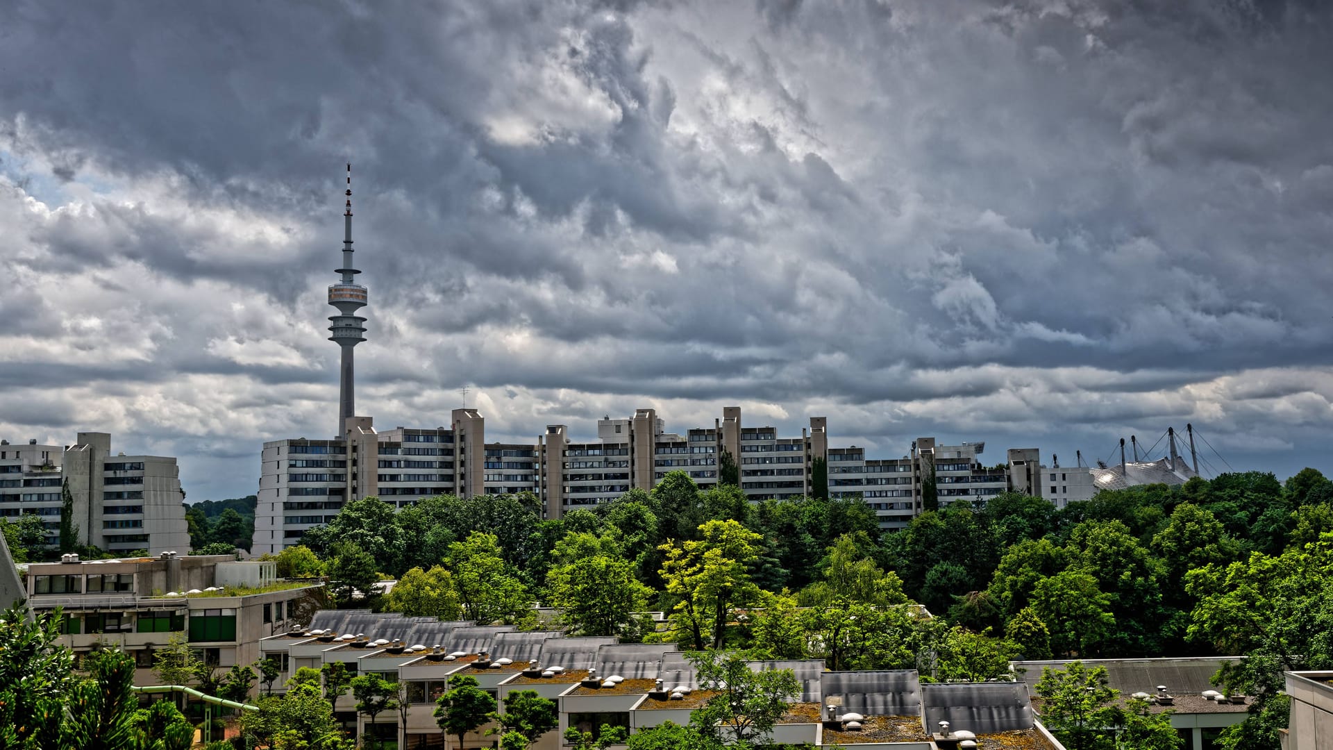 Graue Wolken über dem Olympiadorf (Archivbild): Der Mittwoch in München wird wechselhaft.