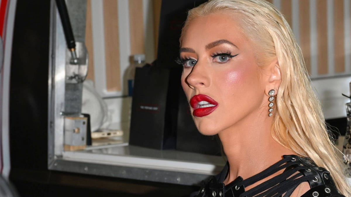 Christina Aguilera v Londonu pritegnila poglede z drznim čipkastim outfitom