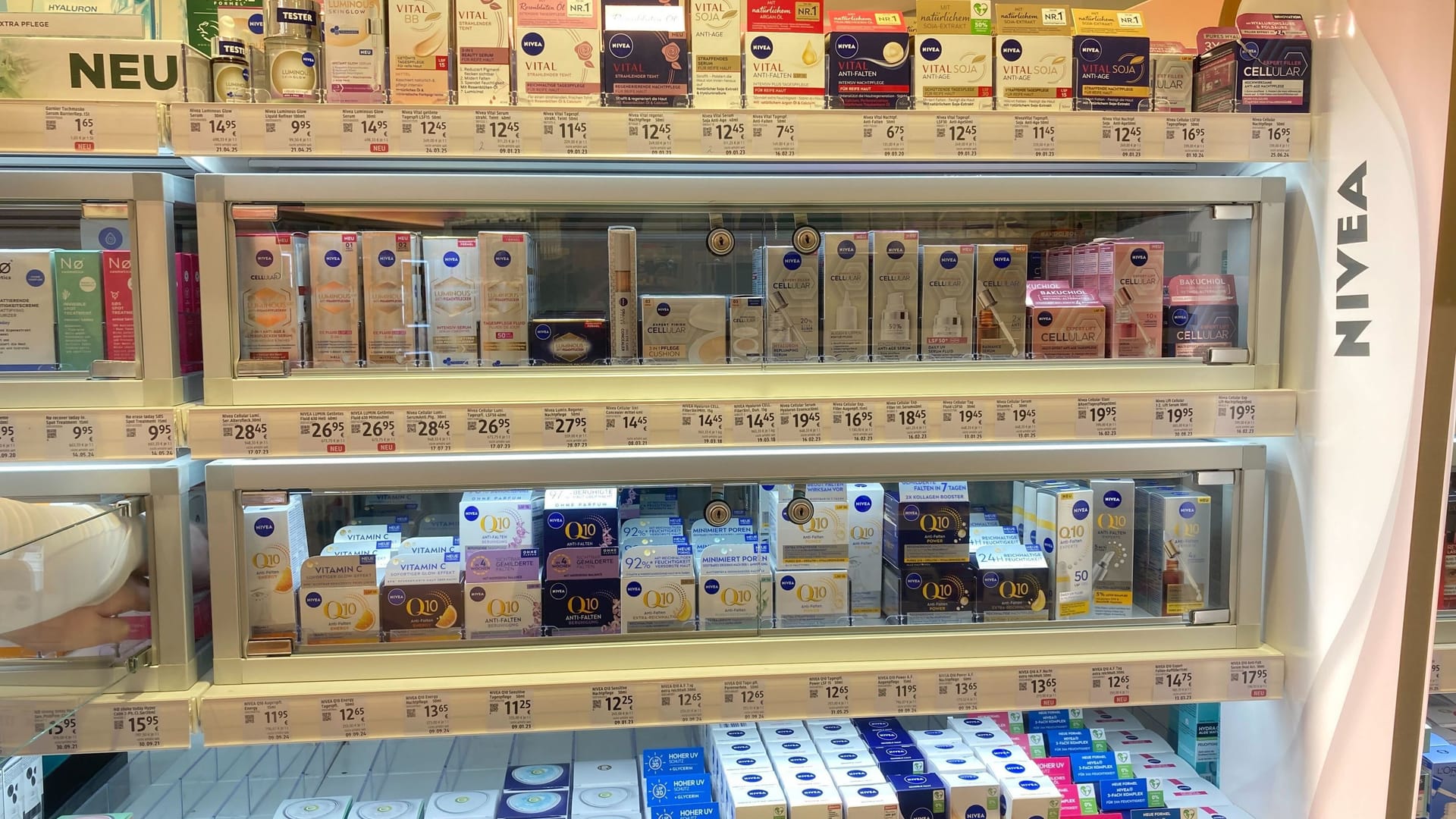 Oben die Produkte sind nicht gesichert, obwohl sie teilweise teurer sind als die Produkte in den Vitrinen.
