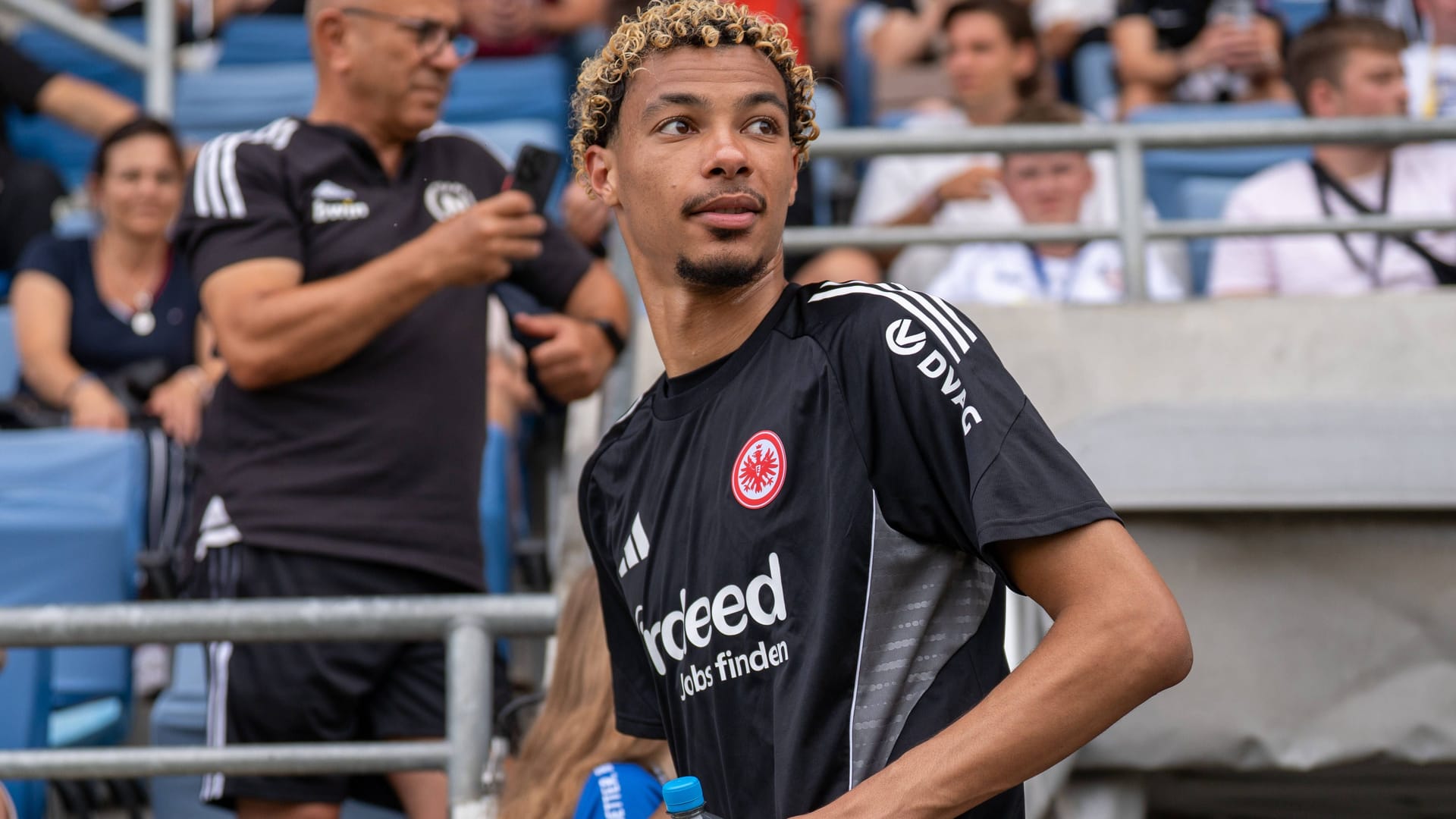Eintracht Frankfurts Hugo Ekitiké: Im Test gegen Lokalrivale FSV Frankfurt kam er schon nicht mehr zum Einsatz.
