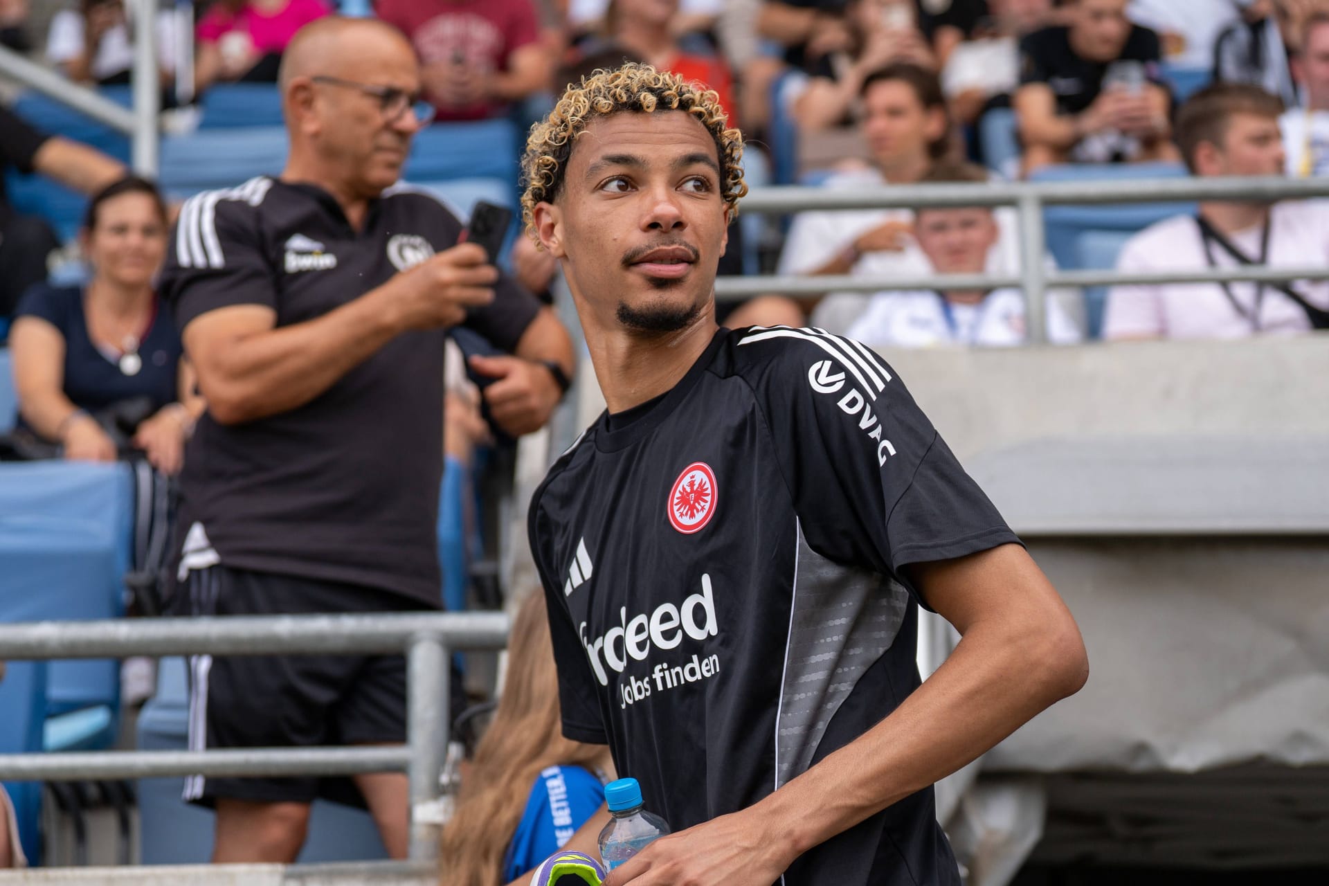 Eintracht Frankfurts Hugo Ekitiké: Im Test gegen Lokalrivale FSV Frankfurt kam er schon nicht mehr zum Einsatz.