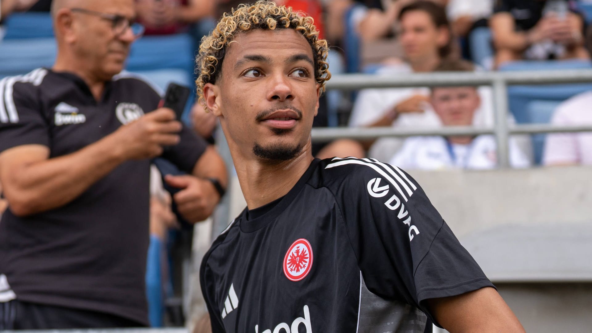 Eintracht Frankfurts Hugo Ekitiké: Im Test gegen Lokalrivale FSV Frankfurt kam er schon nicht mehr zum Einsatz. Eintracht Frankfurts Hugo Ekitiké: Im Test gegen Lokalrivale FSV Frankfurt kam er schon nicht mehr zum Einsatz.