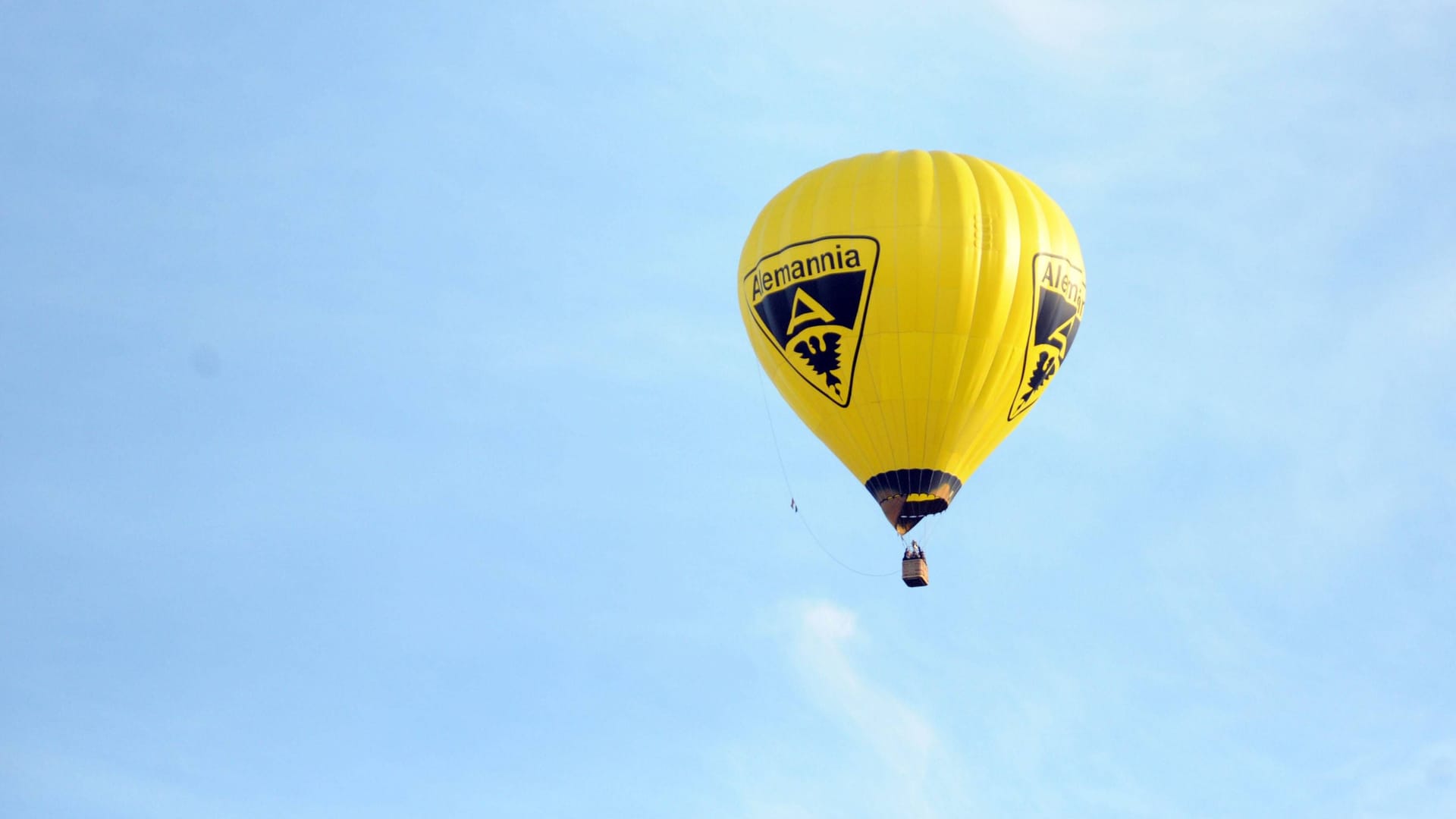 Ein Alemannia Aachen Ballon (Symbolbild): Der Verein schließt sich der "Aufstiegsreform 2025" an. Ein Alemannia Aachen Ballon (Symbolbild): Der Verein schließt sich der "Aufstiegsreform 2025" an.