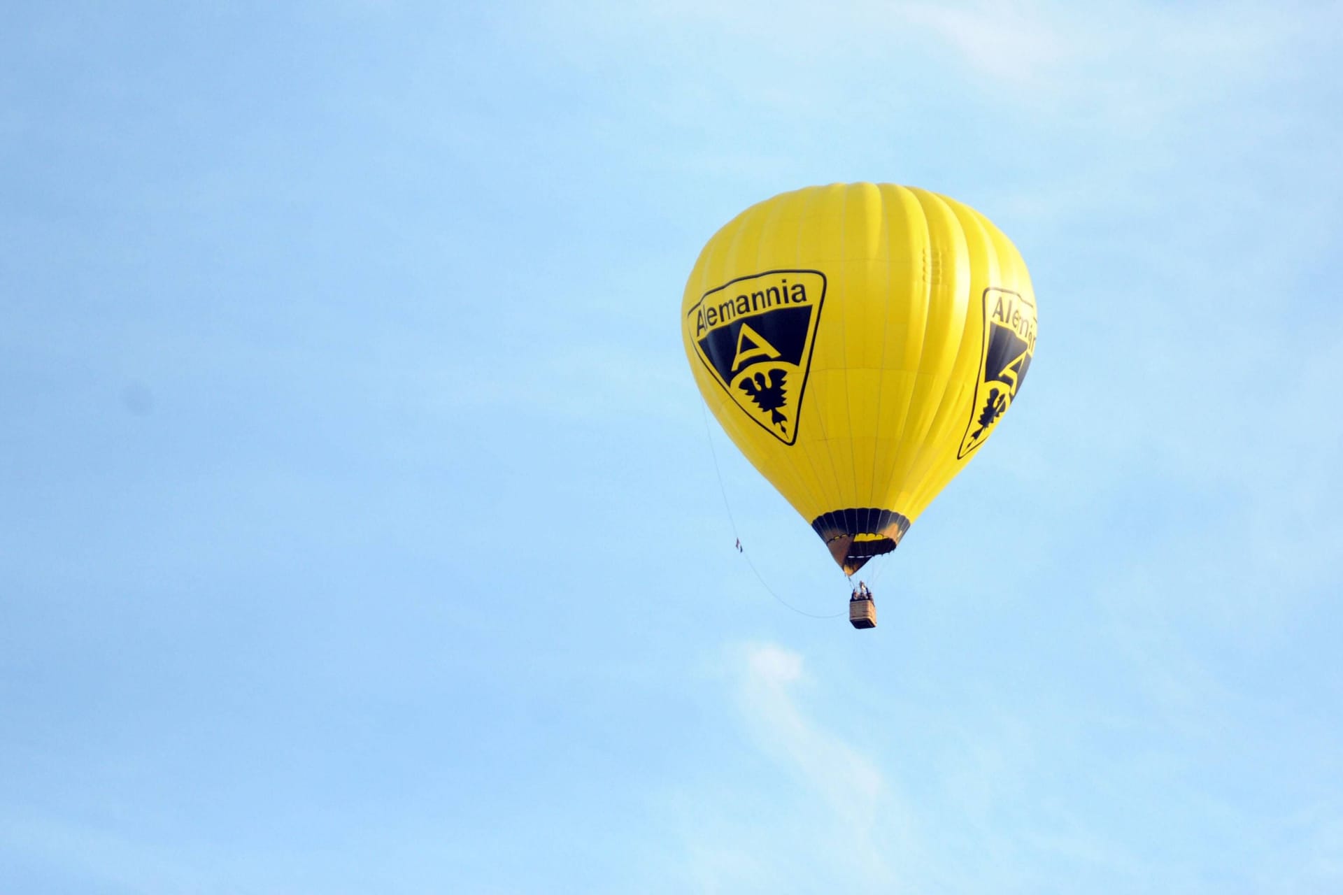 Ein Alemannia Aachen Ballon (Symbolbild): Der Verein schließt sich der "Aufstiegsreform 2025" an.