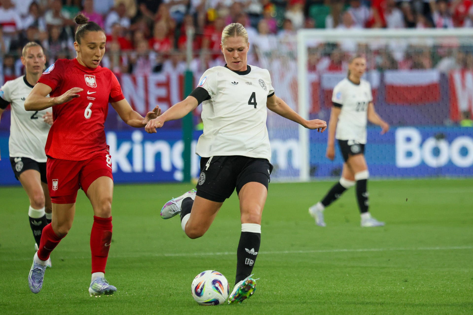 Rebecca Knaak: Schnupperte neben weiteren Spielerinnen erstmals EM-Luft. Wurde direkt auf Torjägerin Pajor angesetzt – und ließ der Polin nur selten eine Chance. Muss jedoch auf ihr Stellungsspiel aufpassen, da sie nicht die schnellste Spielerin ist. Da zeigte sie ab und zu Schwächen. Note: 3 Rebecca Knaak: Schnupperte neben weiteren Spielerinnen erstmals EM-Luft. Wurde direkt auf Torjägerin Pajor angesetzt – und ließ der Polin nur selten eine Chance. Muss jedoch auf ihr Stellungsspiel aufpassen, da sie nicht die schnellste Spielerin ist. Da zeigte sie ab und zu Schwächen. Note: 3