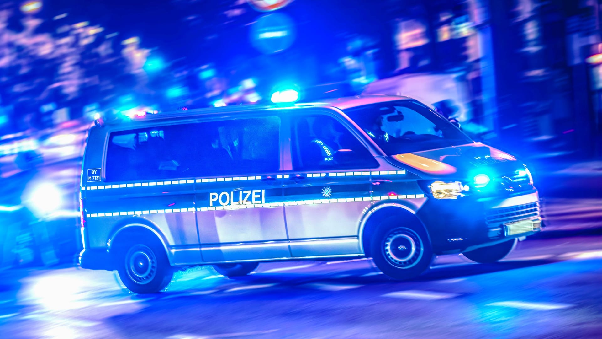Die Münchner Polizei im nächtlichen Einsatz (Archivbild): Verletzt wurde bei dem Vorfall niemand.