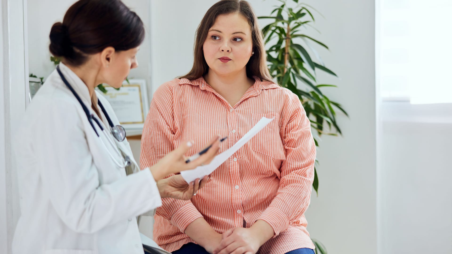 Eine Ärztin erklärt einer Patientin einen Befund. Eine Ärztin erklärt einer Patientin einen Befund.