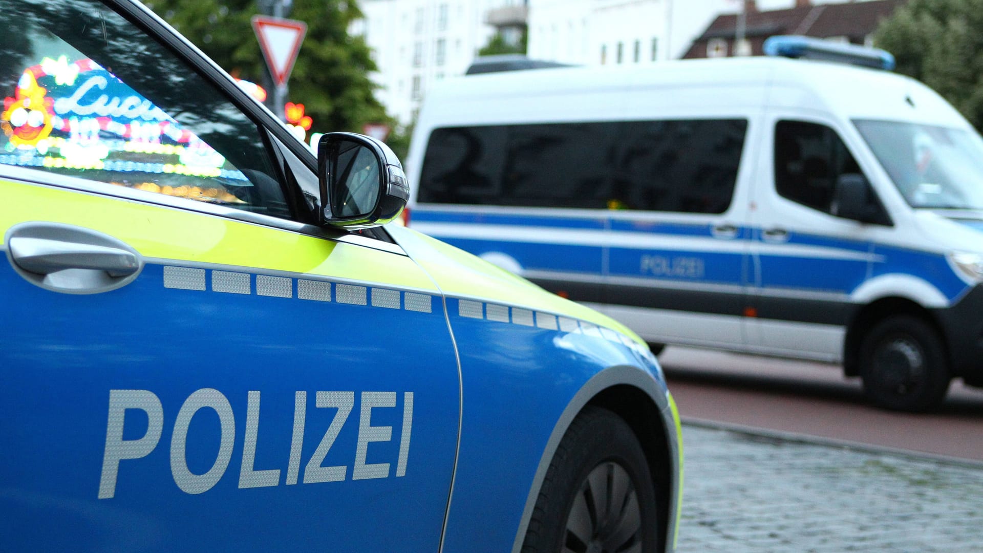 Einsatzwagen der Polizei (Symbolfoto): In Hamburg ist am Samstagabend ein Streit unter Nachbarn eskaliert. Einsatzwagen der Polizei (Symbolfoto): In Hamburg ist am Samstagabend ein Streit unter Nachbarn eskaliert.