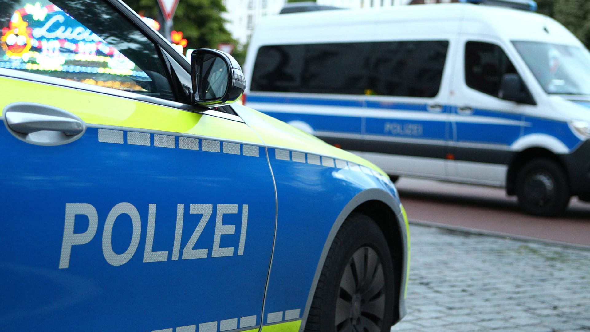 Einsatzwagen der Polizei (Symbolfoto): In Hamburg ist am Samstagabend ein Streit unter Nachbarn eskaliert.