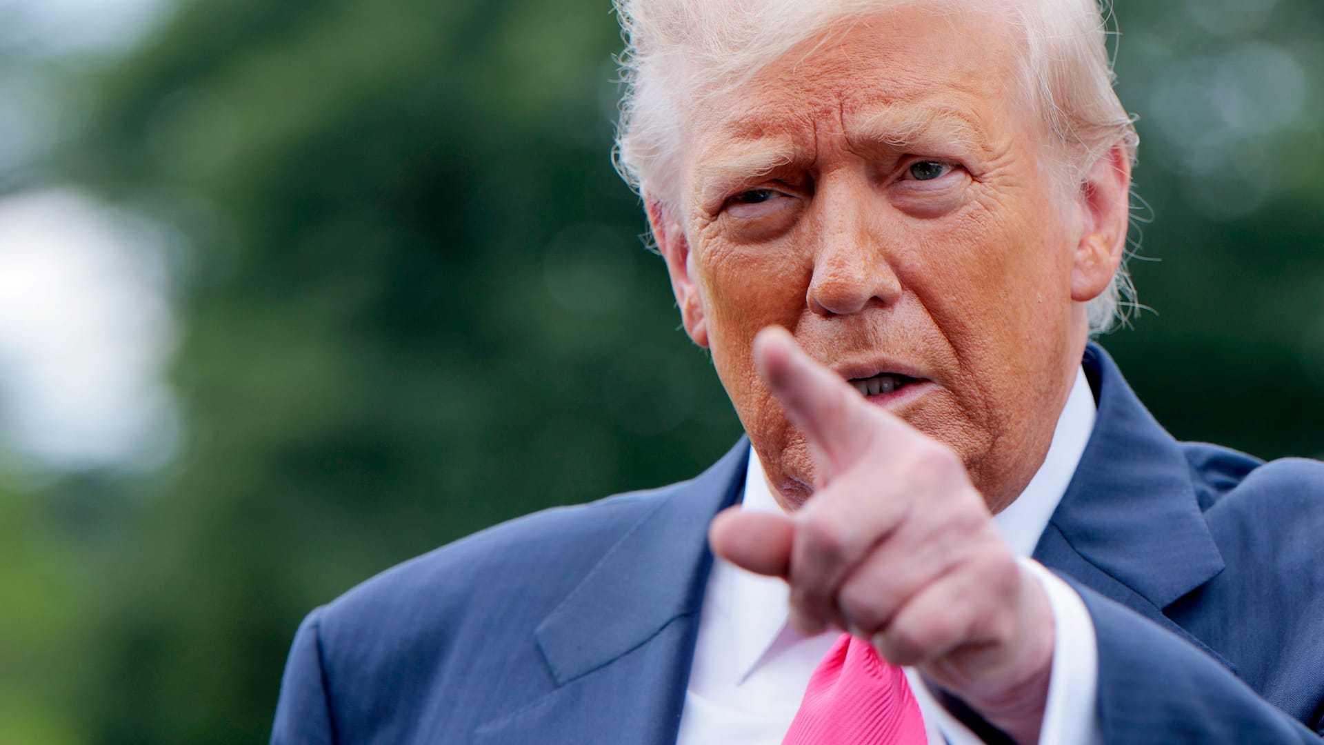 Donald Trump: Er freut sich über das TV-Aus von Stephen Colbert bei CBS. Donald Trump: Er freut sich über das TV-Aus von Stephen Colbert bei CBS.