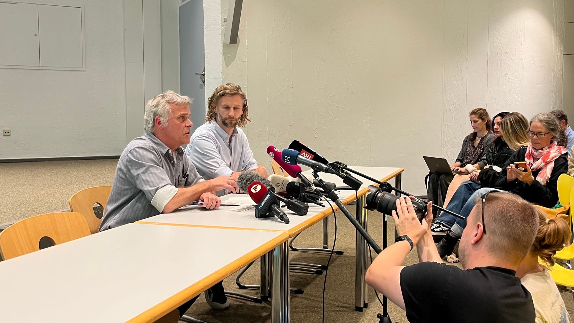 Zoodirektor Dag Encke (l) und sein Stellvertreter Jörg Beckmann bei der Pressekonferenz: Sie stellten sich am Dienstag den Fragen der Medien.