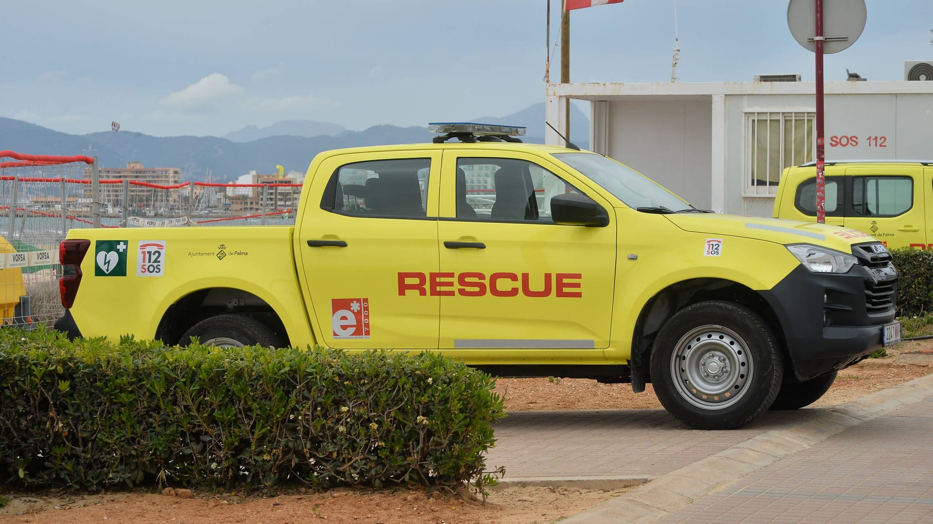 Ein Rettungsfahrzeug auf Mallorca (Symbolbild): Wegen starker Strömungen mussten zehn Schwimmer gerettet werden. Ein Rettungsfahrzeug auf Mallorca (Symbolbild): Wegen starker Strömungen mussten zehn Schwimmer gerettet werden.