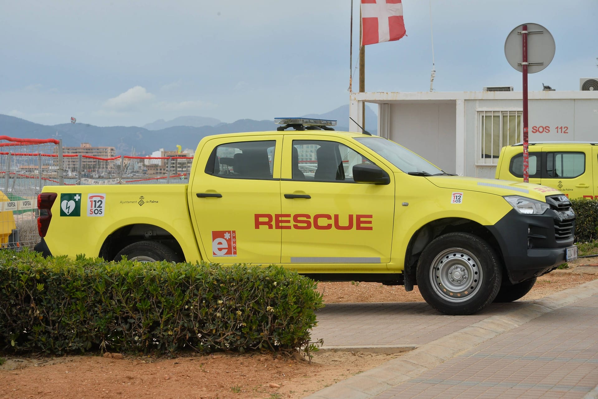 Ein Rettungsfahrzeug auf Mallorca (Symbolbild): Wegen starker Strömungen mussten zehn Schwimmer gerettet werden.