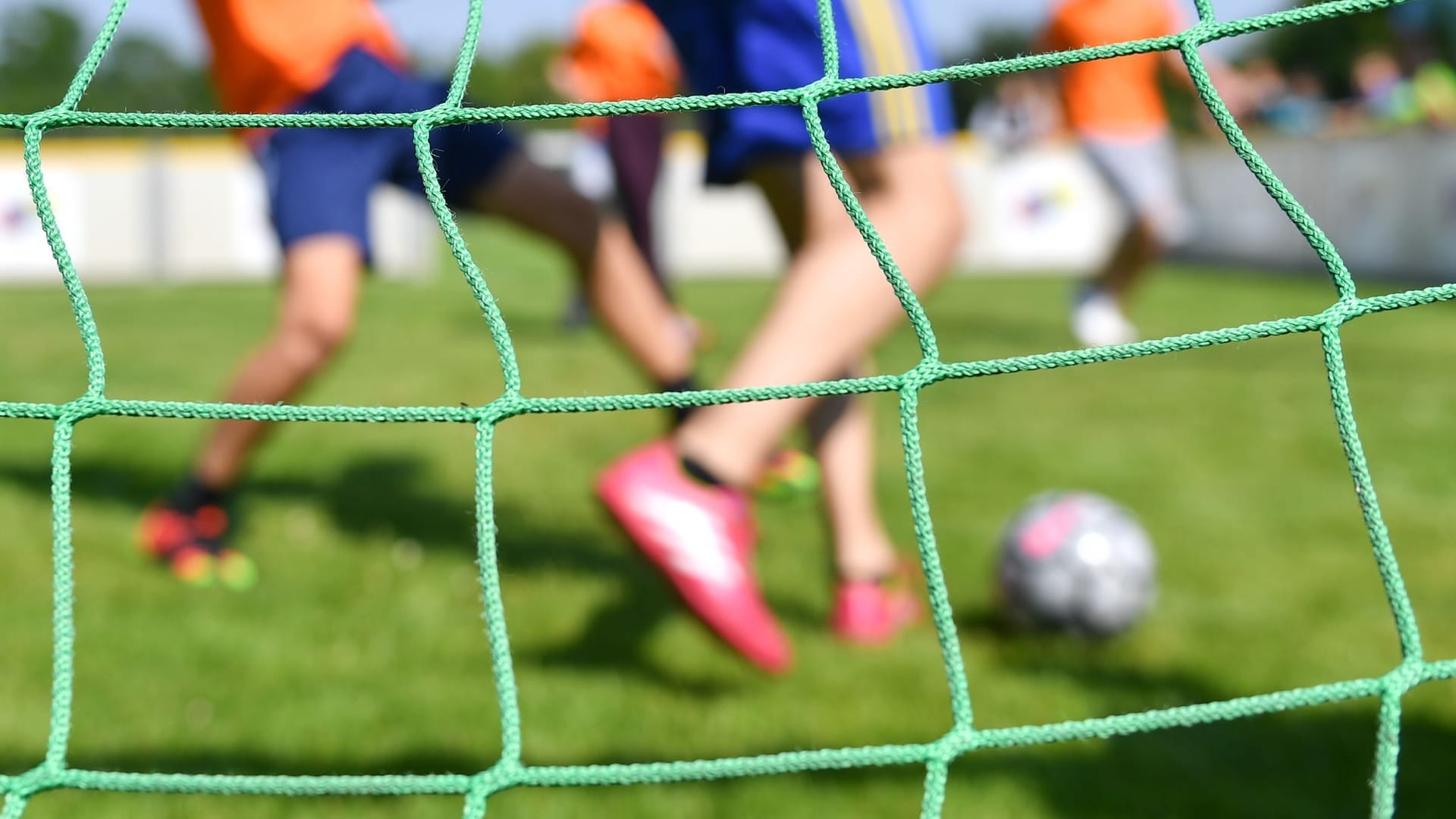 Kinder spielen Fußball (Illustration)
