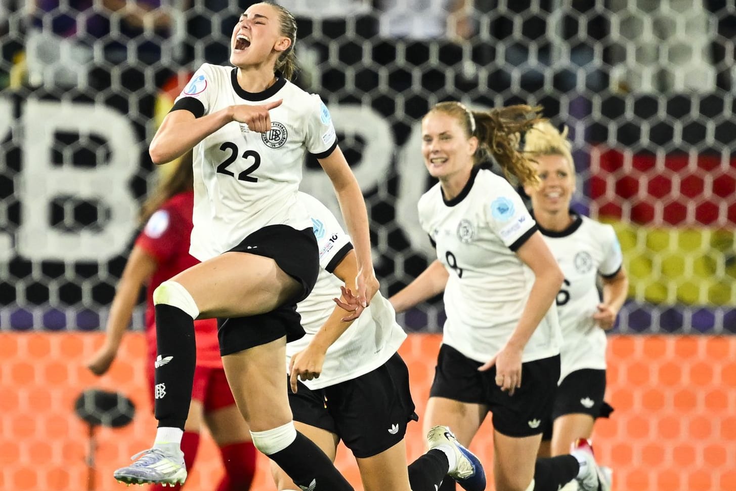 Jule Brand feiert ihren Treffer zum 1:0.