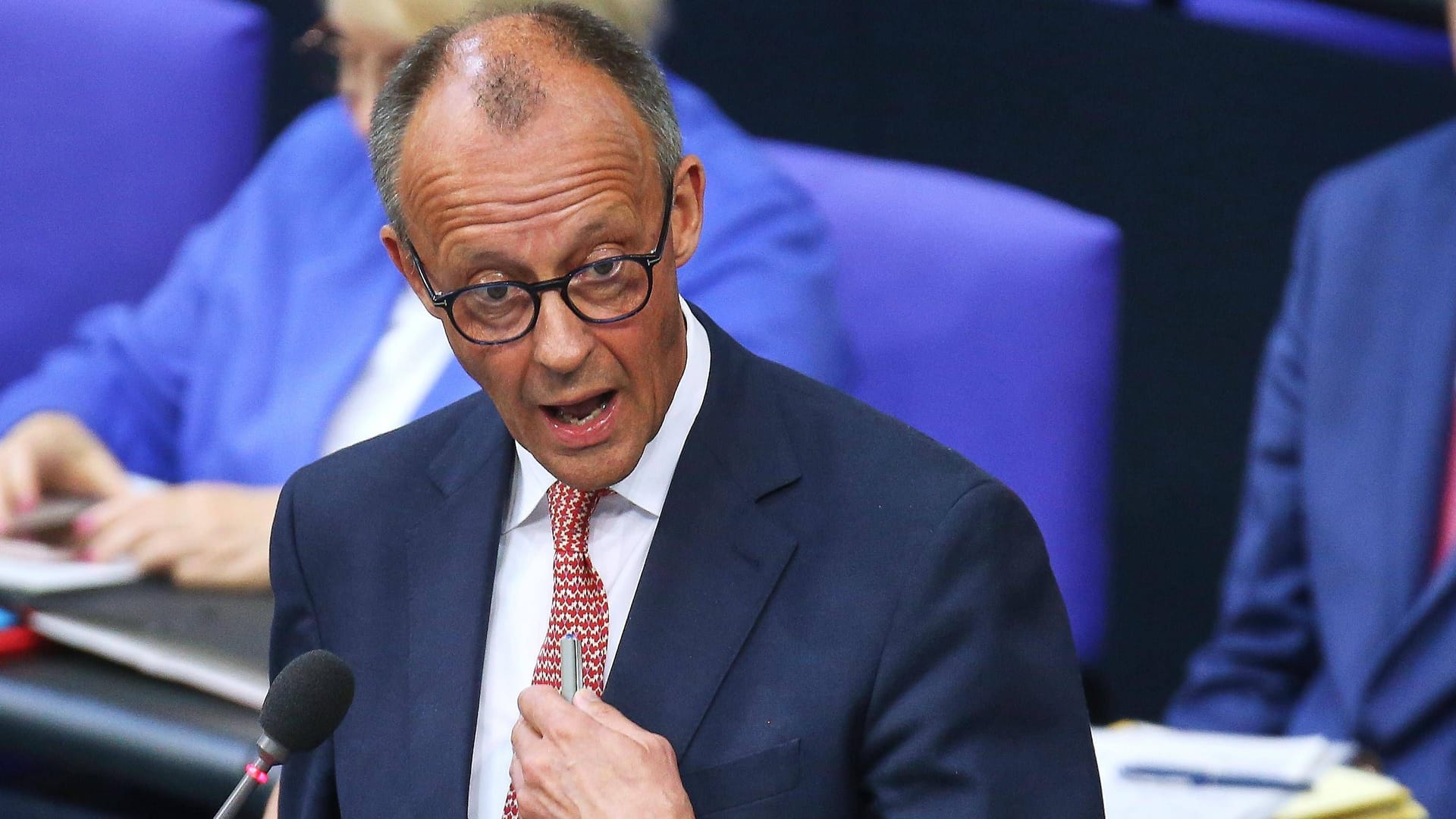 Befragung im Deutschen Bundestag: Bundeskanzler Friedrich Merz antwortet den Abgeordneten.