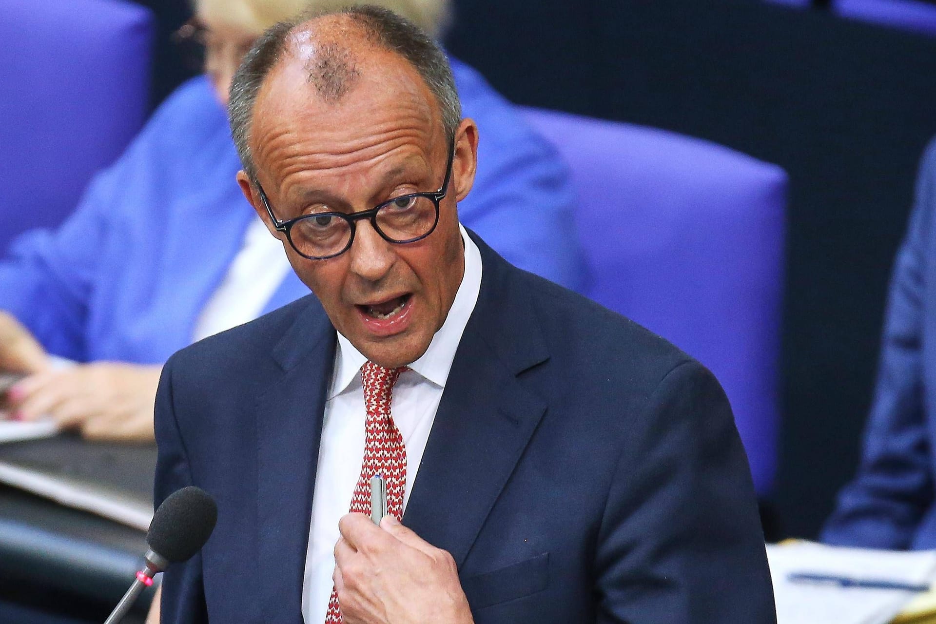 Befragung im Deutschen Bundestag: Bundeskanzler Friedrich Merz antwortet den Abgeordneten.