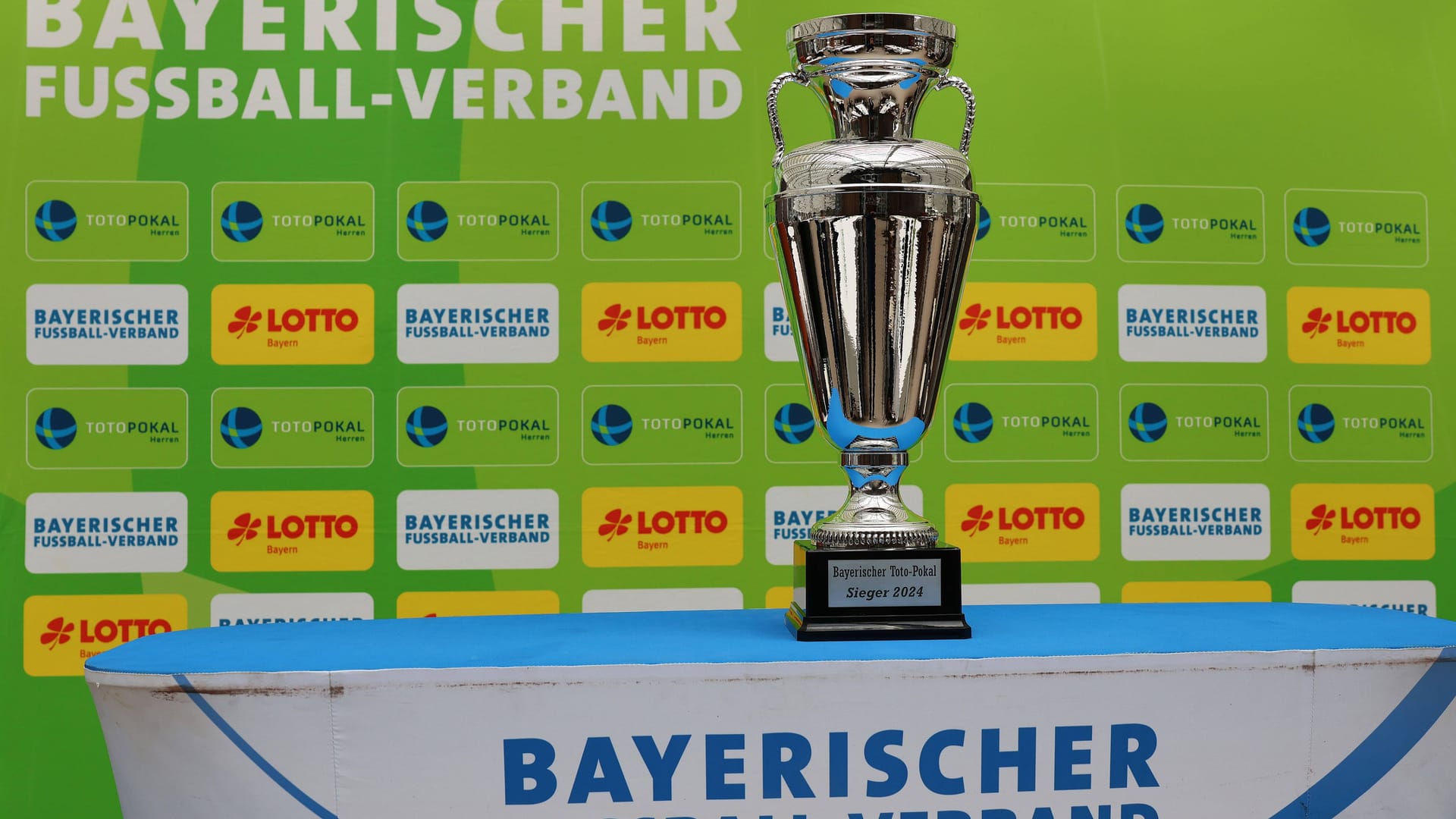 Um diese Trophäe geht es: In der zweiten Runde des Toto-Pokals sind noch 32 Mannschaften dabei.