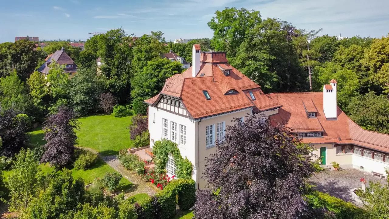 Zur Ruhe kommen im Münchner Westen: Die Villa mit Loggia und großem Garten steht unter Denkmalschutz.