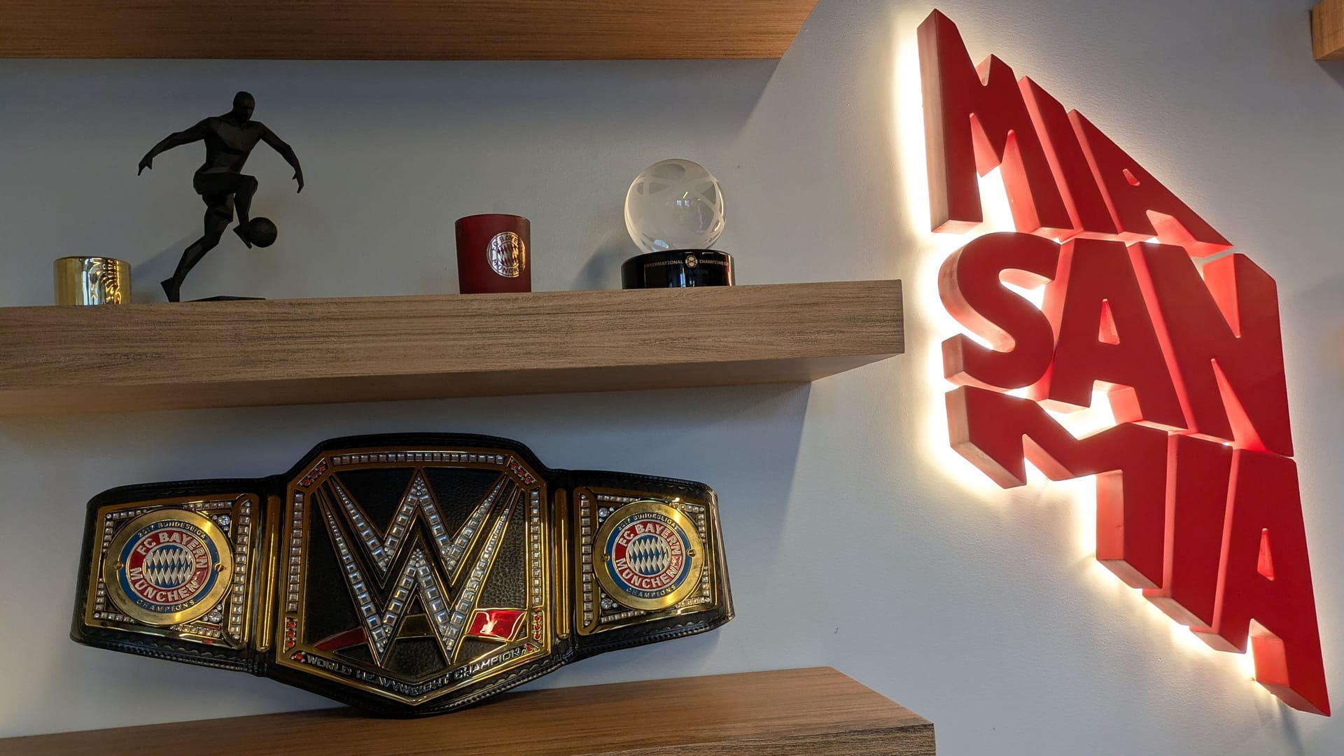 Der Wrestling-Champion-Gürtel im Bayern-Look: Vor allem bei den amerikanischen Besuchern ist er besonders beliebt.