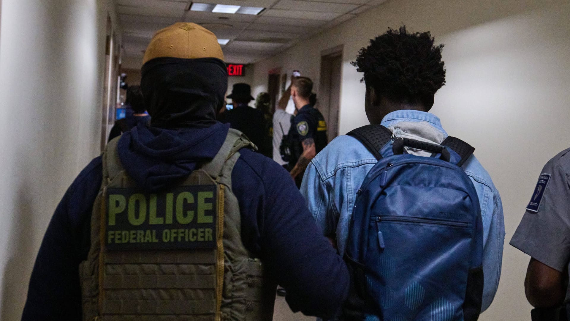 Ein Beamter der Einwanderungsbehörde ICE führt einen Migranten ab (Symbolbild): Über 60.000 Menschen sitzen in Abschiebegefängnissen in den USA.