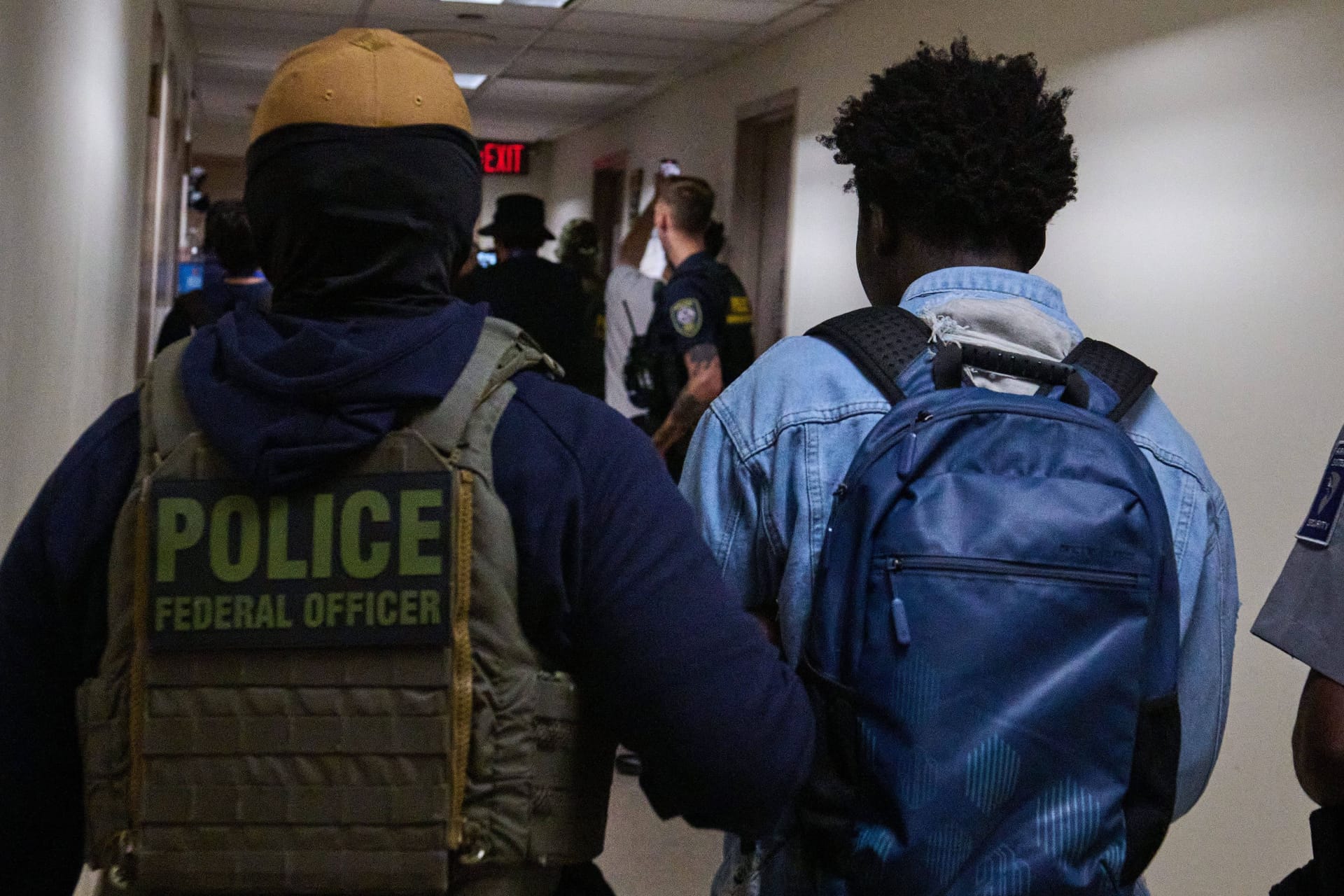 Ein Beamter der Einwanderungsbehörde ICE führt einen Migranten ab (Symbolbild): Über 60.000 Menschen sitzen in Abschiebegefängnissen in den USA.