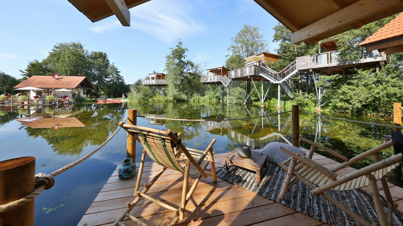 Baumhäuser und See-Lodges bei Jetzendorf: Die Unterkünfte nördlich von München liegen direkt am Wasser oder in den Baumwipfeln und sind mit Bad und Terrasse ausgestattet.