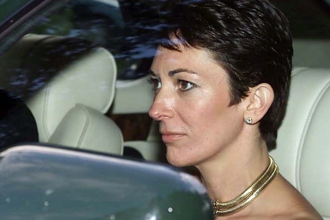 Ghislaine Maxwell verlässt in einem Auto eine Hochzeit. (Archivbild)