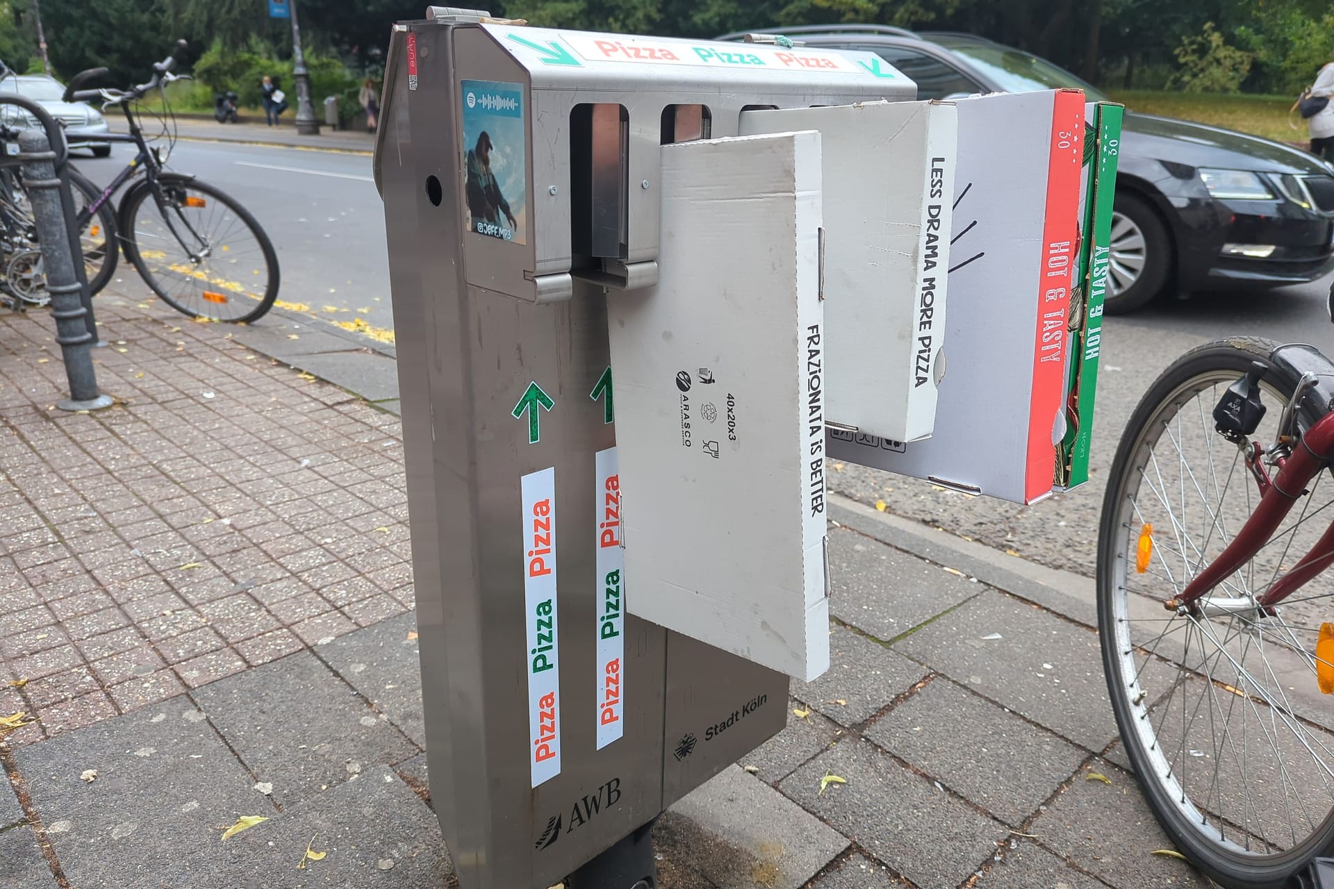 Einstecken statt einwerfen: Das sind die neuen Pizza-Mülleimer.