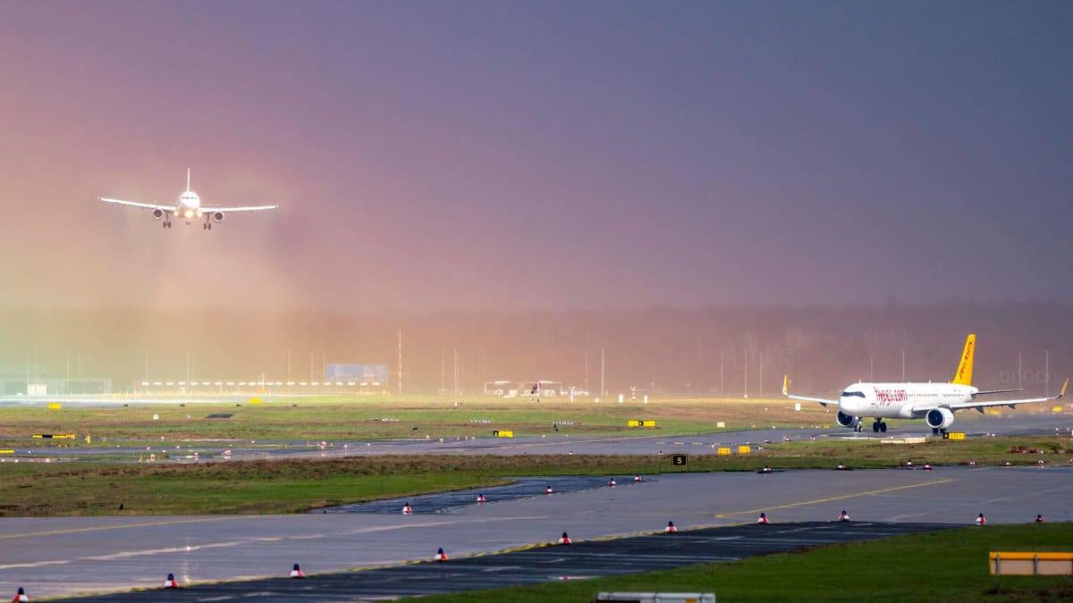 Neurje na letališču v Frankfurtu povzročilo zamude in izjeme pri nočnem letenju