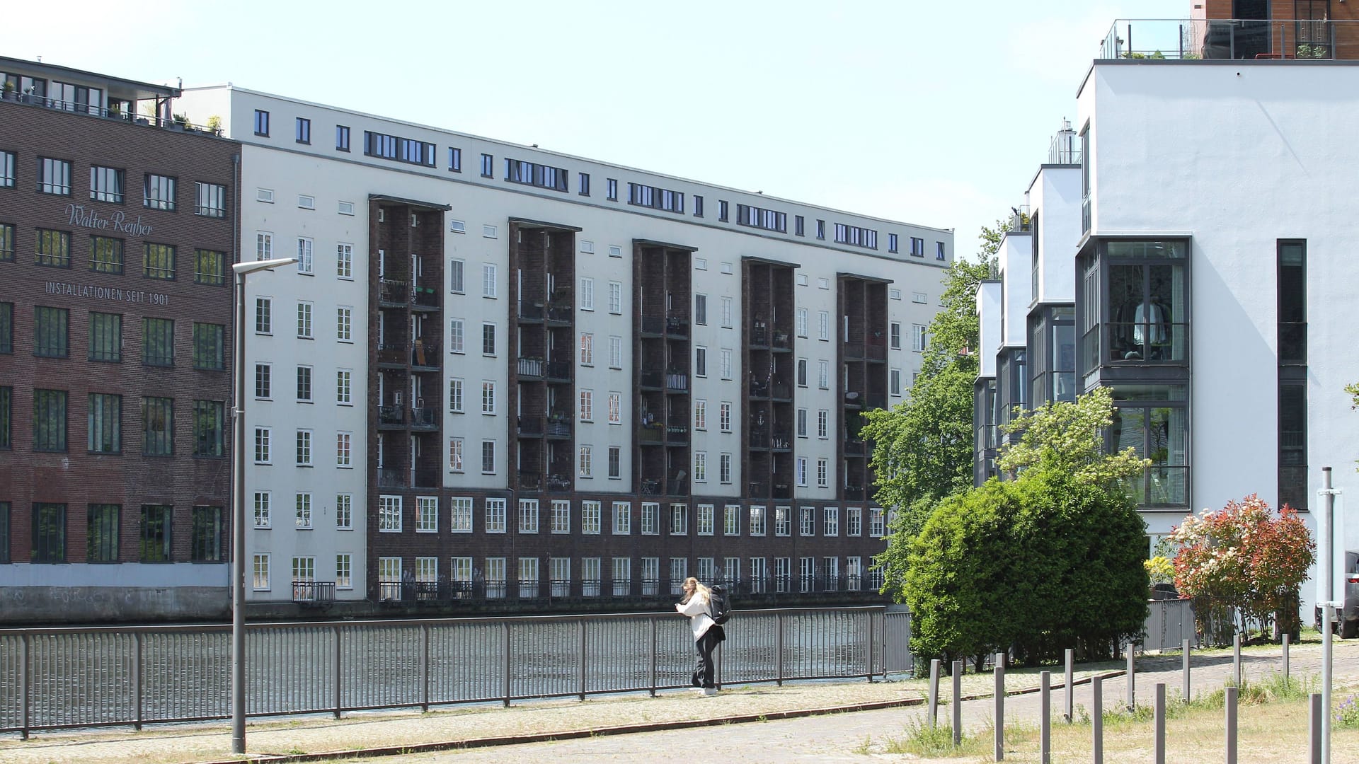 Neubauwohnungen in Hamburg (Symbolfoto): Eigentum belastet Haushalte hier fast doppelt so stark wie Mieten.