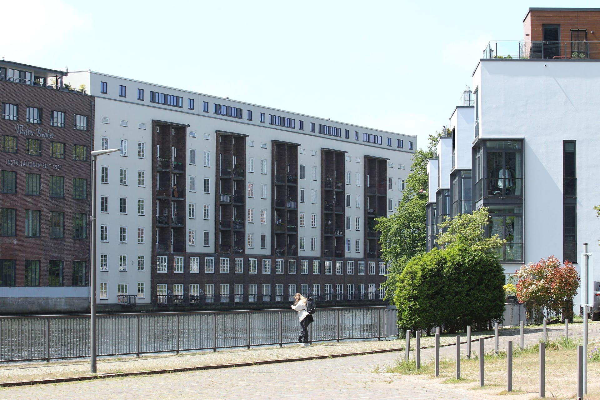 Neubauwohnungen in Hamburg (Symbolfoto): Eigentum belastet Haushalte hier fast doppelt so stark wie Mieten.