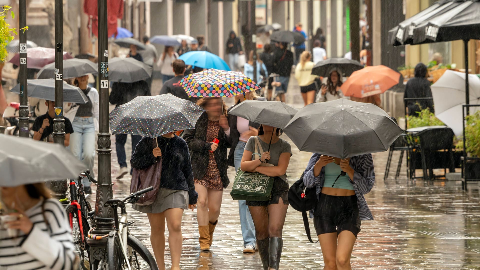 Menschen laufen bei Regen durch die Innenstadt (Archivbild): Ab Sonntagabend wird es ungemütlich in München.