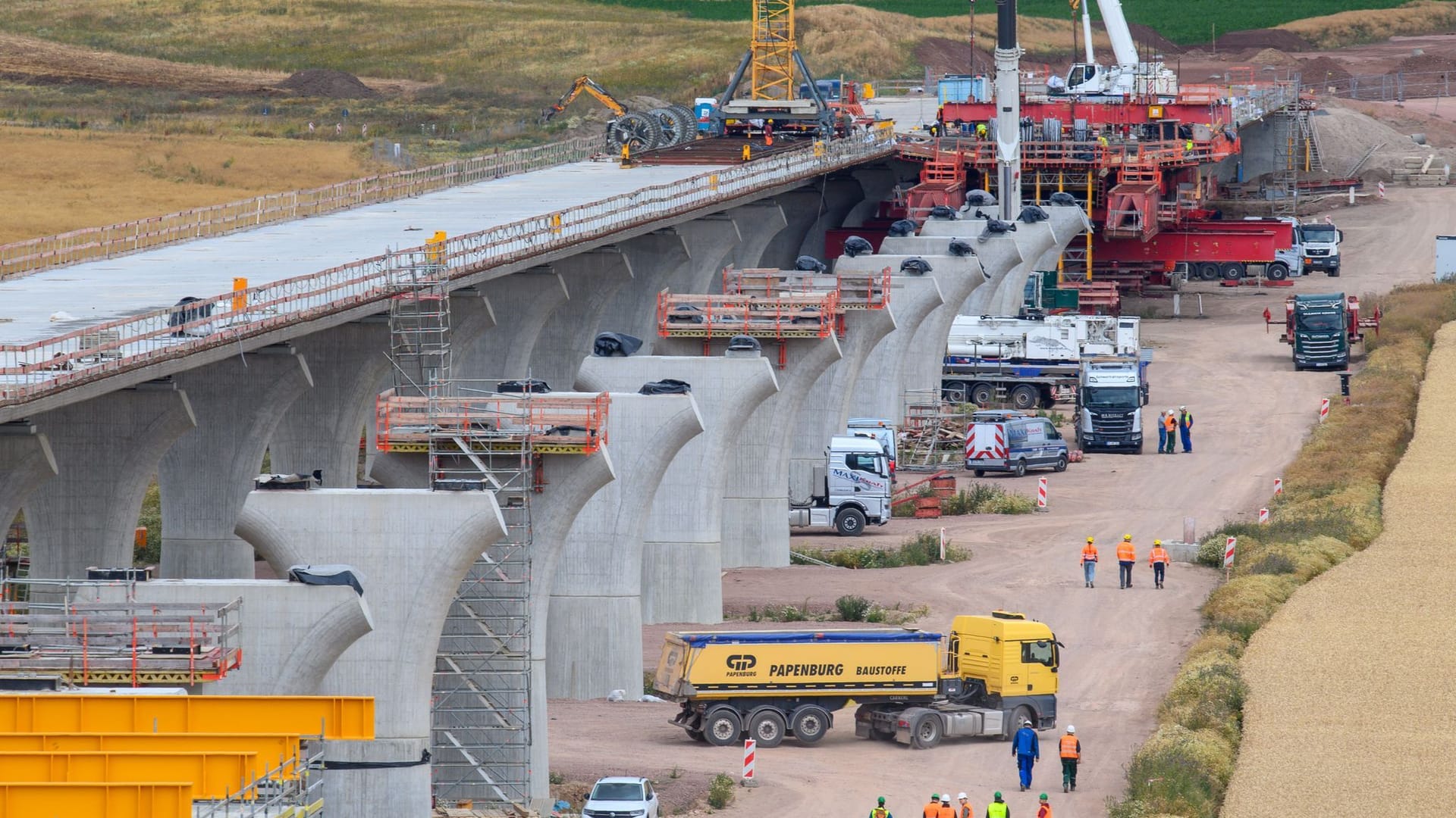 Verschub des Stahlüberbaus der Saalebrücke Verschub des Stahlüberbaus der Saalebrücke