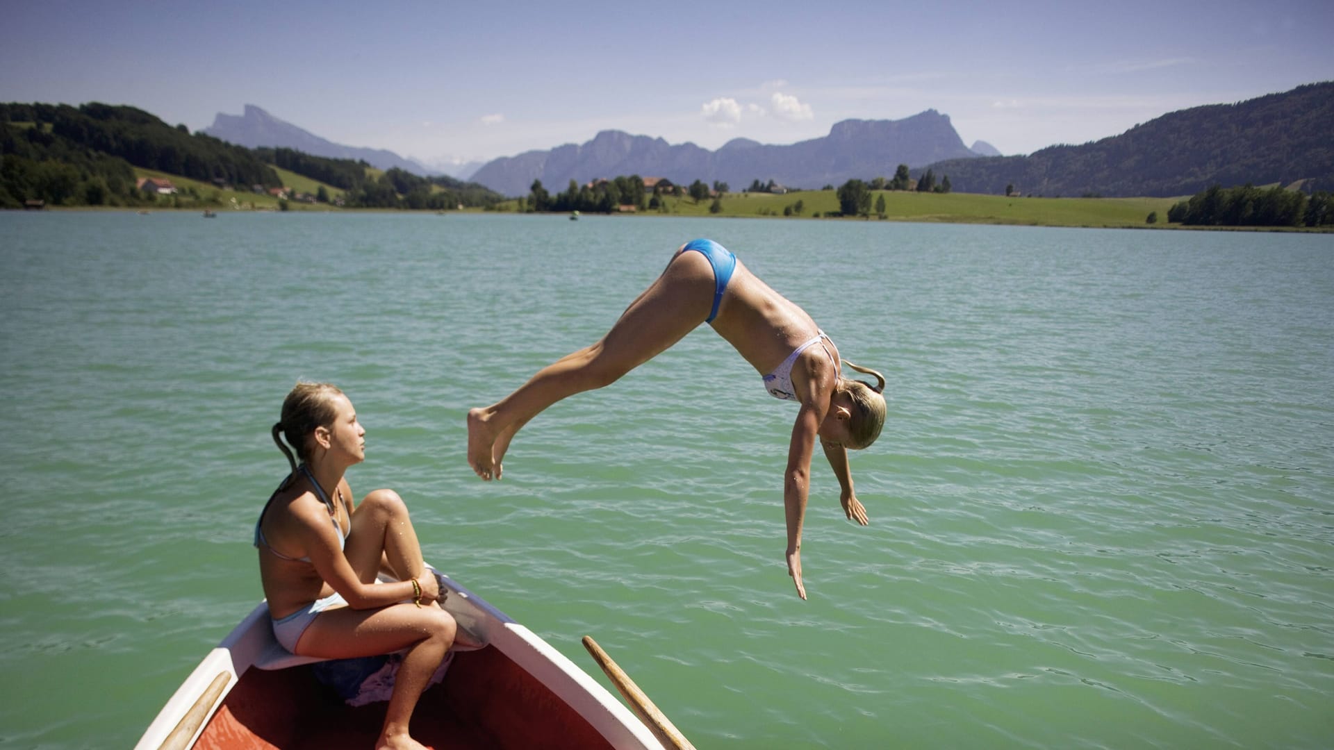 Kopfsprung vom Boot in Wasser: Die Lebensretter rufen dazu auf, vorher Wassertiefe und Beschaffenheit zu checken.