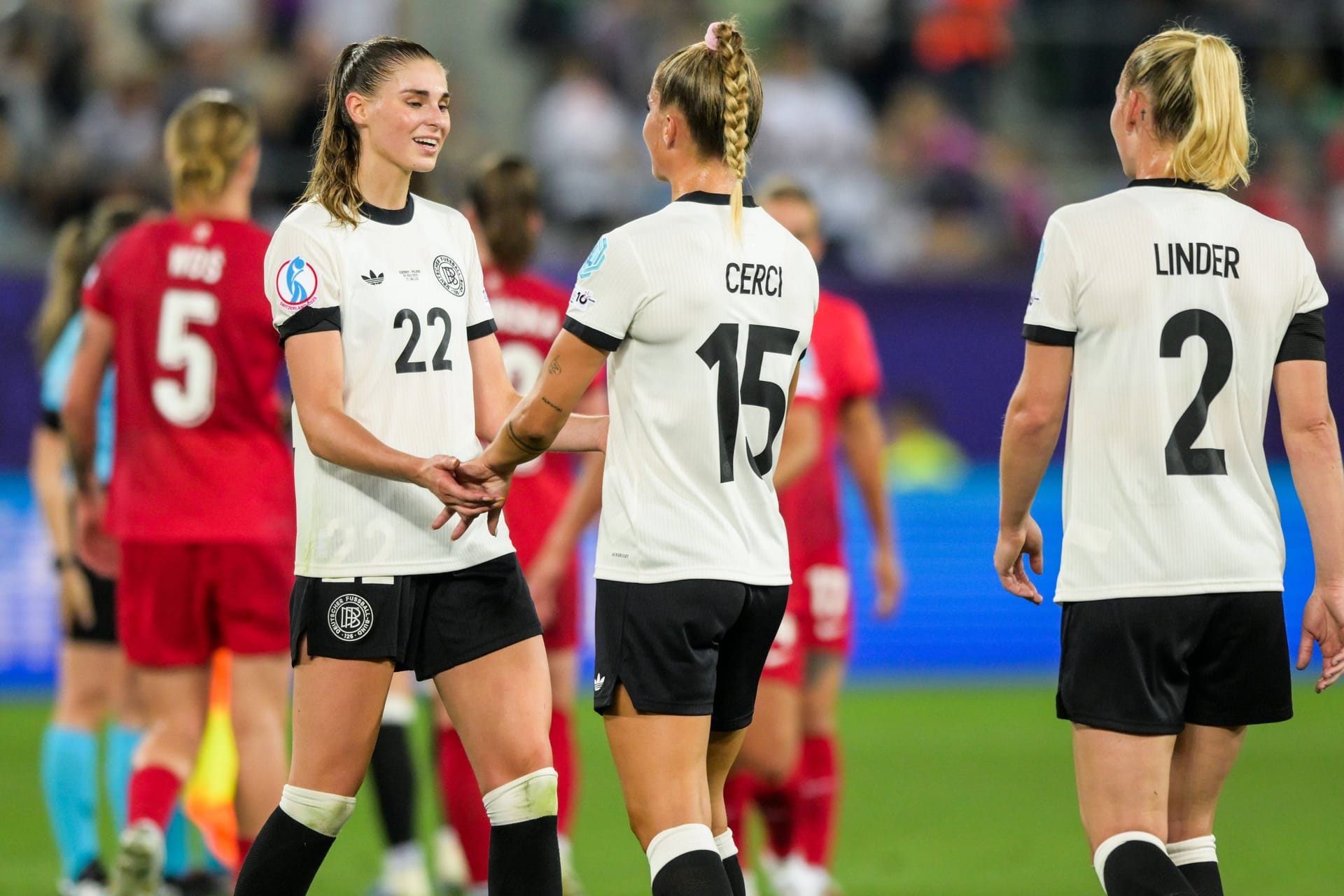 Deutschland startet mit einem Sieg in die Frauen-EM. Gegen Polen brauchten einige Spielerinnen, bis sie in die Partie fanden. Dann aber konnten mehrere auftrumpfen. Die Einzelkritik. Deutschland startet mit einem Sieg in die Frauen-EM. Gegen Polen brauchten einige Spielerinnen, bis sie in die Partie fanden. Dann aber konnten mehrere auftrumpfen. Die Einzelkritik.