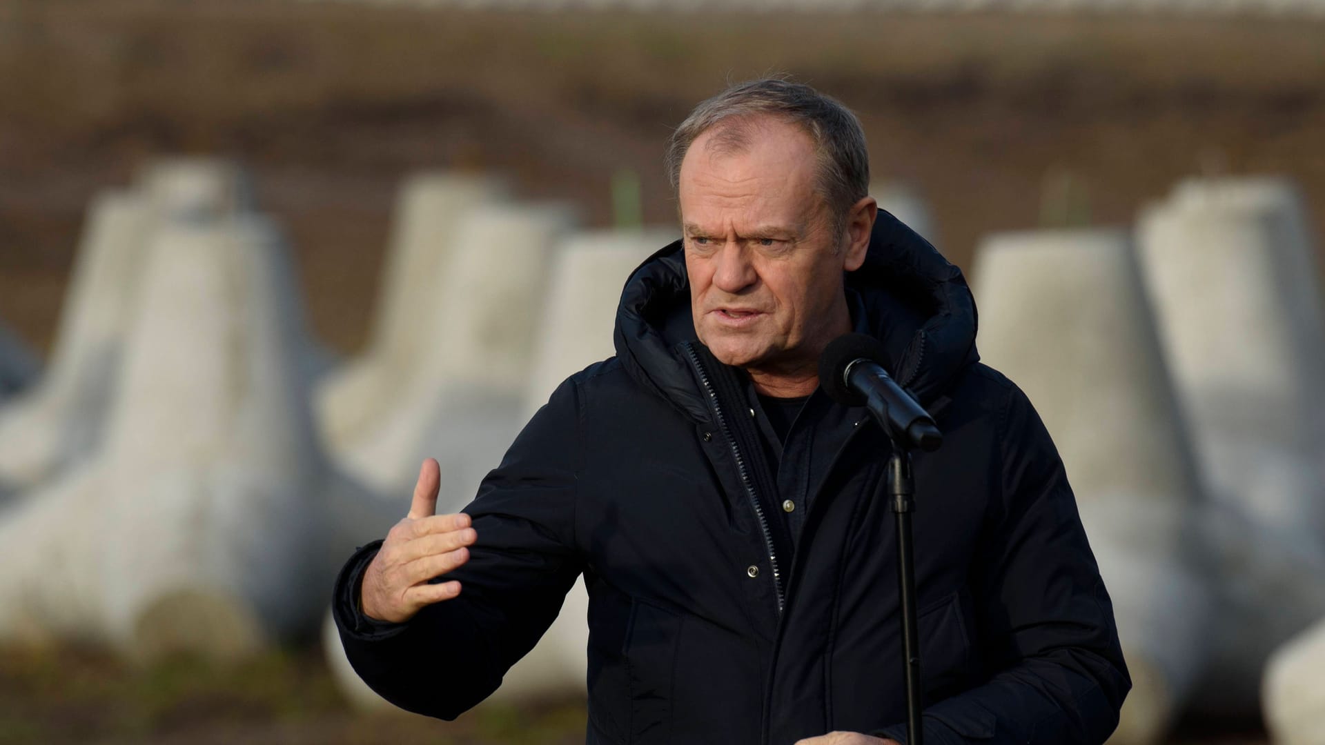 Polens Ministerpräsident Donald Tusk am "Ostschild" (Archivfoto): Er macht Druck auf seine Verbündeten.