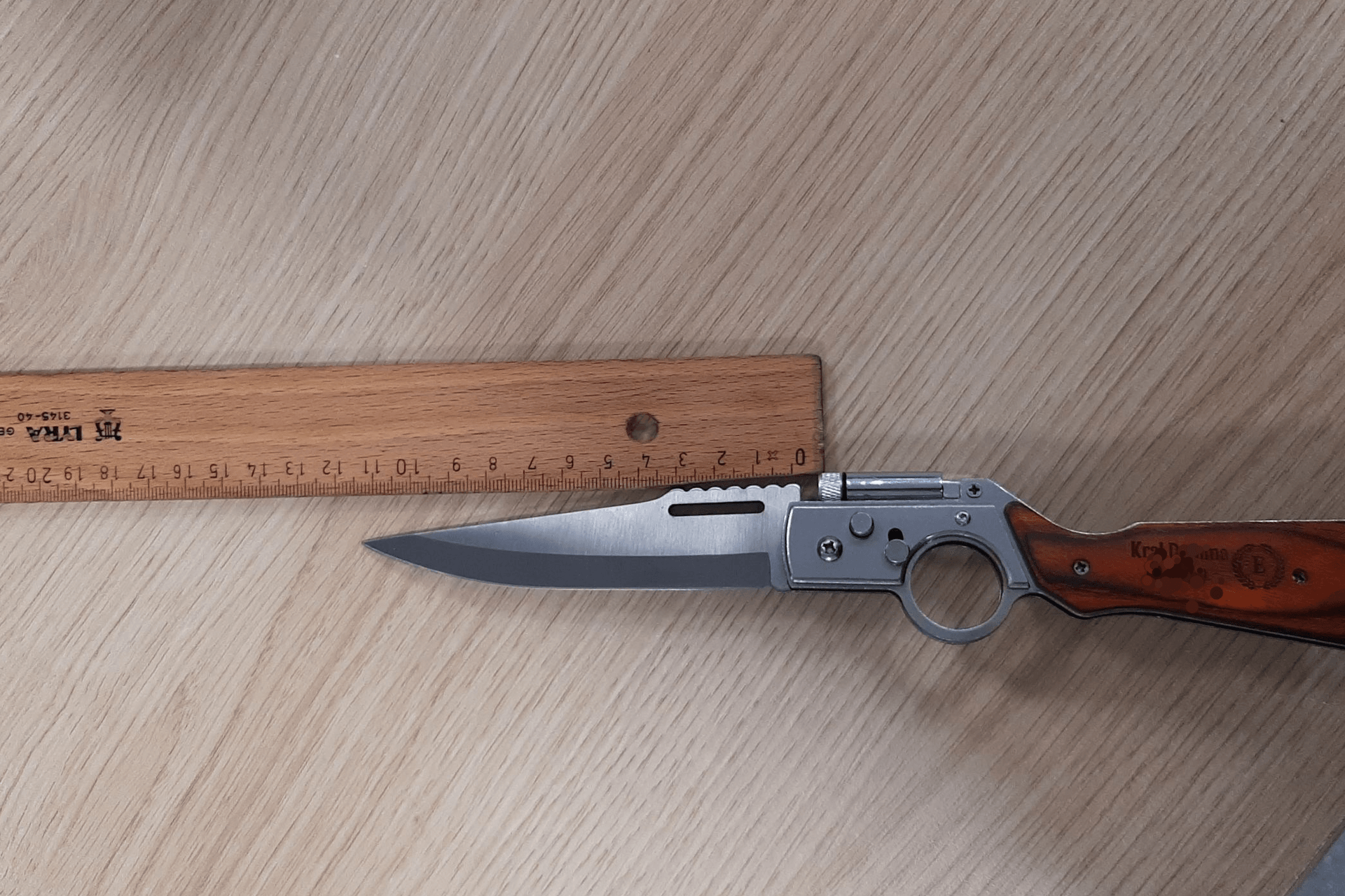 Am Flughafen Köln/ Bonn wurde bei einem Reisenden dieses Springmesser sichergestellt: Es handelt sich um eine verbotene Waffe. Am Flughafen Köln/ Bonn wurde bei einem Reisenden dieses Springmesser sichergestellt: Es handelt sich um eine verbotene Waffe.