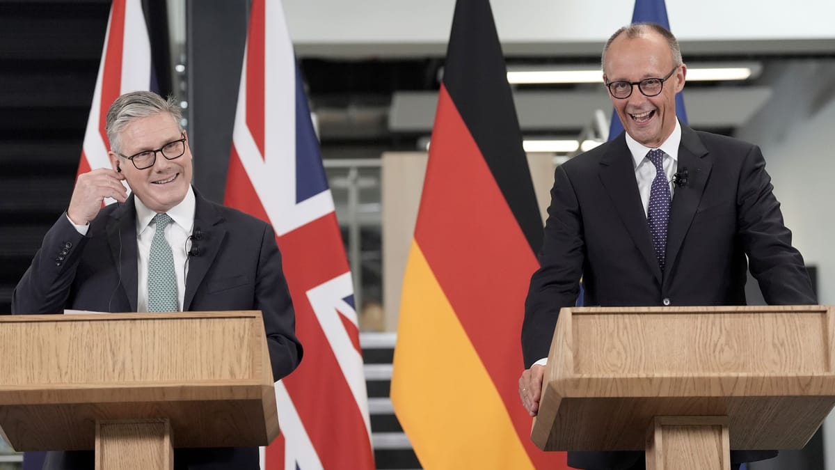 Friedrich Merz in London: Als er nach Merkel gefragt wird, lacht er laut