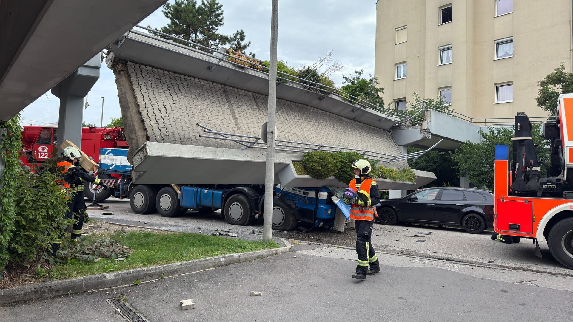 Die Feuerwehr ist nach dem Brückeneinsturz in Linz im Großeinsatz.