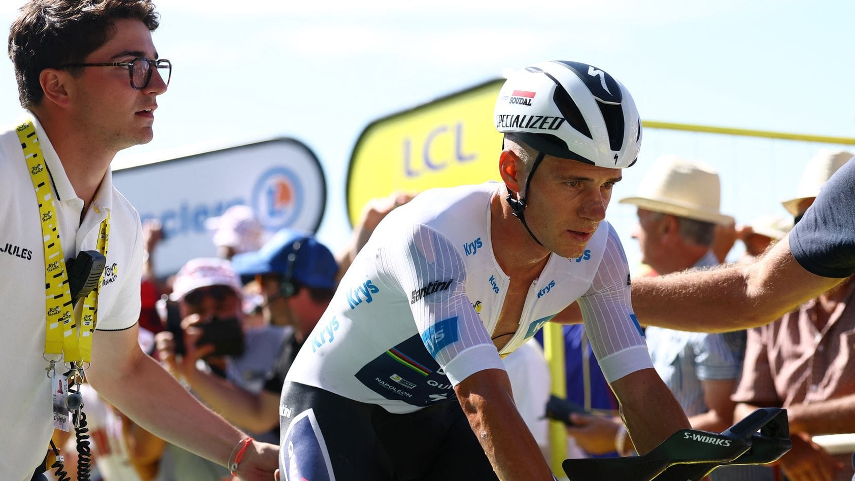 Remco Evenepoel mit leerem Blick: Der Belgier musste die Tour am Wochenende abbrechen.