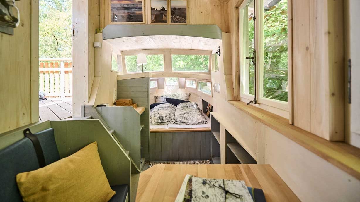 Ein Hauch Abenteuer mit viel Gemütlichkeit: Glamping-Unterkünfte bieten oft charmante Details und viel Holz – ganz ohne auf Bequemlichkeit zu verzichten.