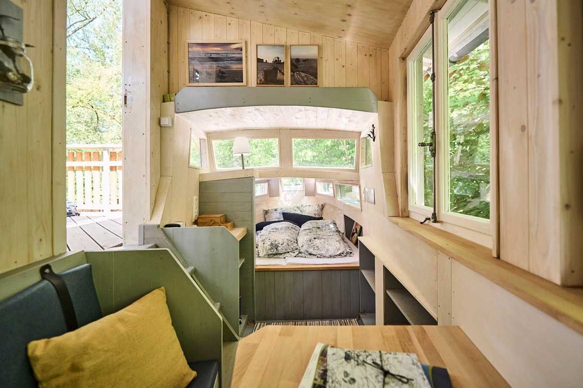 Ein Hauch Abenteuer mit viel Gemütlichkeit: Glamping-Unterkünfte bieten oft charmante Details und viel Holz – ganz ohne auf Bequemlichkeit zu verzichten.