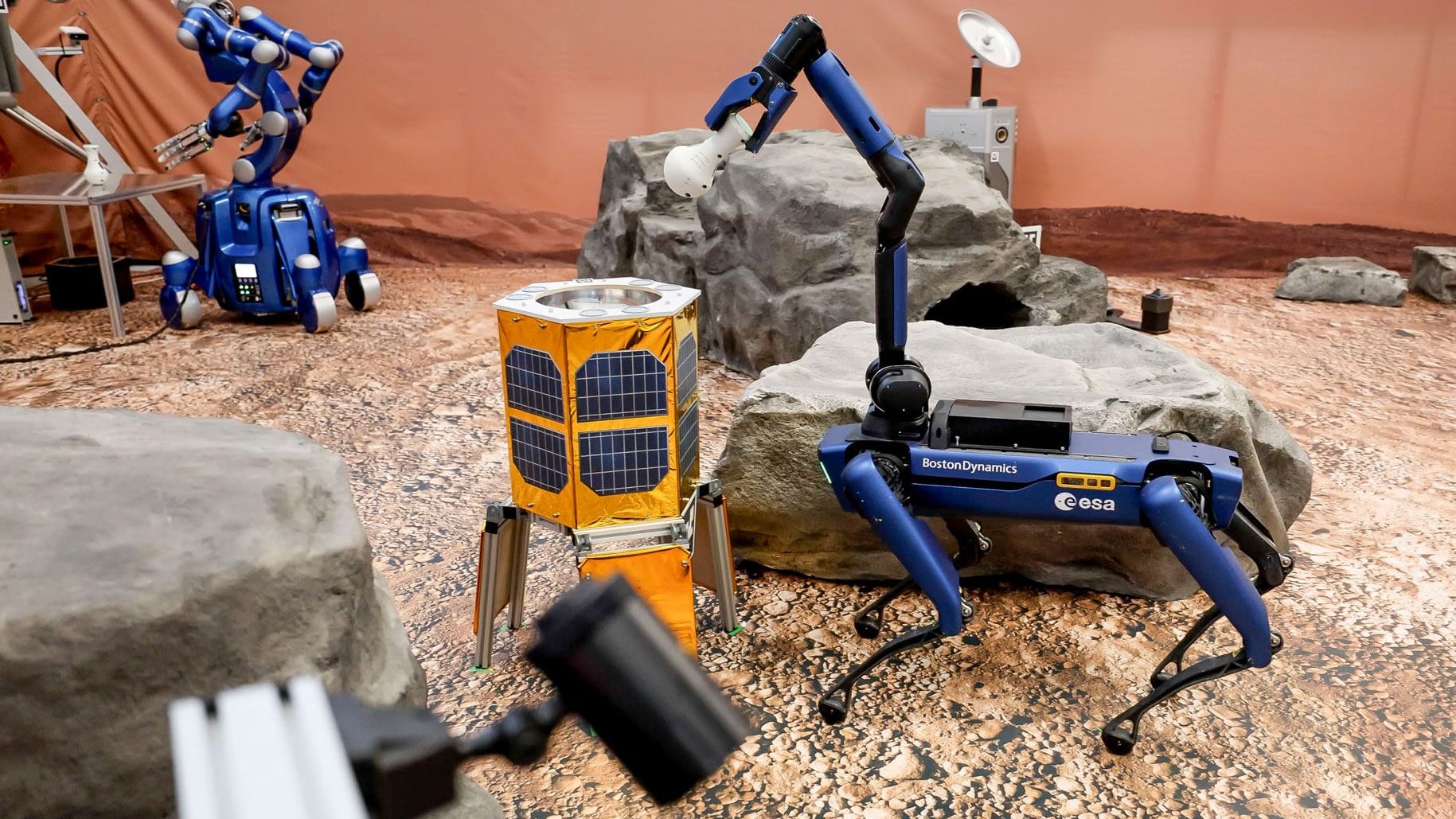 ESA-Roboter Spot bringt Probenbehälter zur Übergabestation: Im Surface-Avatar-Experiment suchte der vierbeinige Roboter selbstständig nach Gesteinsproben.