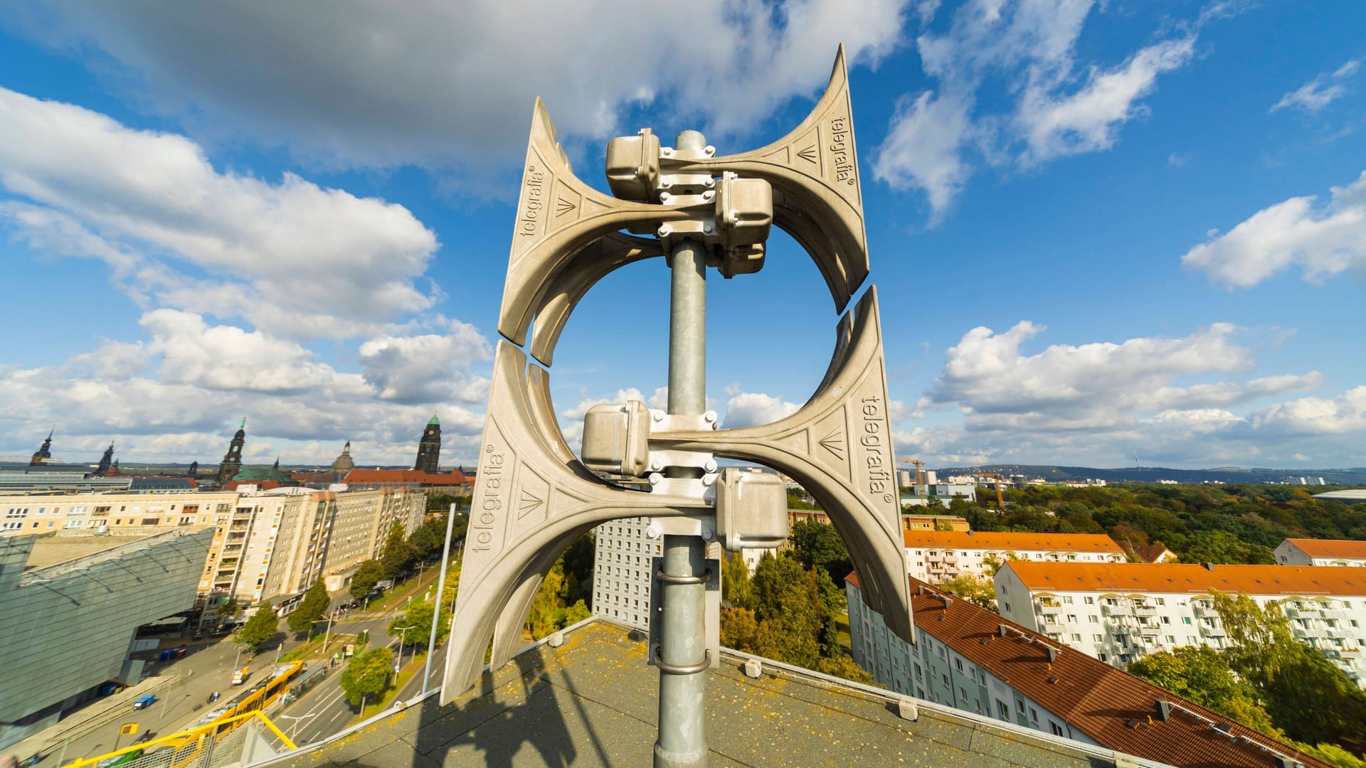 Eine Sirenenanlage auf einem Hochhaus in Dresden (Archivbild): Der Vollalarm wird rund zwölf Sekunden dauern.
