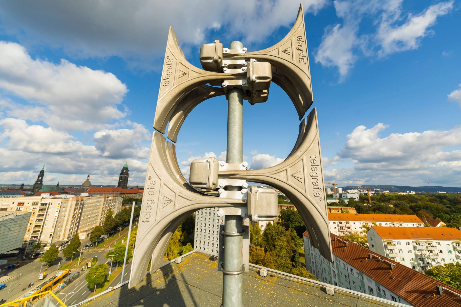 Eine Sirenenanlage auf einem Hochhaus in Dresden (Archivbild): Der Vollalarm wird rund zwölf Sekunden dauern.