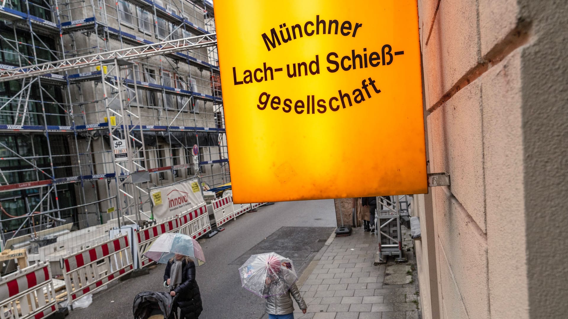 Die historische Spielstätte der Lach-und Schießgesellschaft (Archivbild): Die Bühne musste ihr Programm drastisch einstampfen.