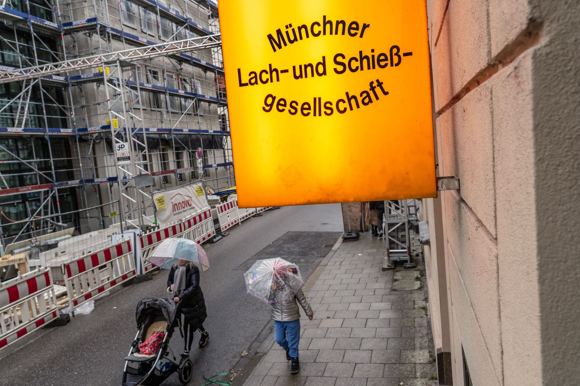 Die historische Spielstätte der Lach-und Schießgesellschaft (Archivbild): Die Bühne musste ihr Programm drastisch einstampfen.